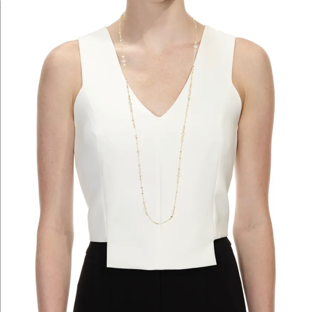 Kendra Scott Wyndham necklace in gold. Great to park with other necklaces!